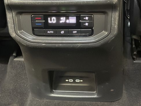 Used 2024 Volkswagen Atlas SE AWD/4WD image 33