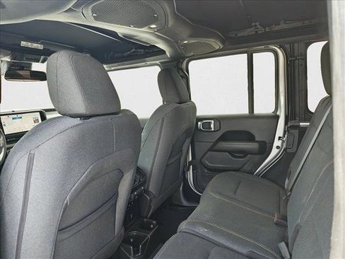 Used 2024 Jeep Wrangler Sahara image 19