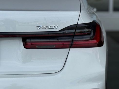 Used 2022 BMW 740i w/ M Sport Package RWD image 13