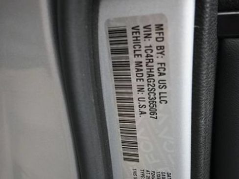 Used 2025 Jeep Grand Cherokee Laredo AWD/4WD image 16