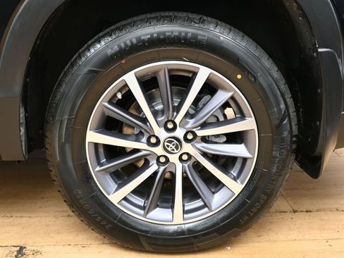 Used 2019 Toyota Highlander XLE AWD/4WD image 16