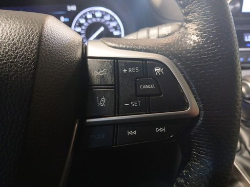 Used 2021 Toyota Sienna Limited image 18