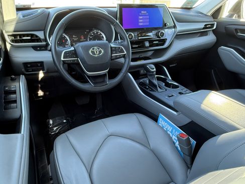 Used 2023 Toyota Highlander XLE image 26