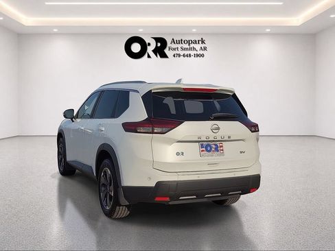 Used 2024 Nissan Rogue SV w/ SV Premium Package FWD image 4