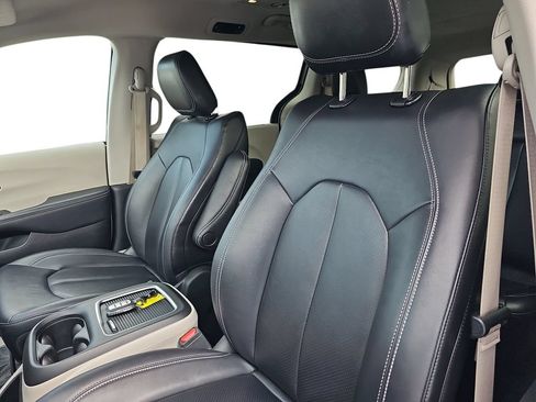 Used 2024 Chrysler Pacifica Touring-L FWD image 15