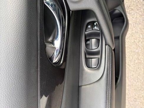 Used 2018 Nissan Rogue S image 25