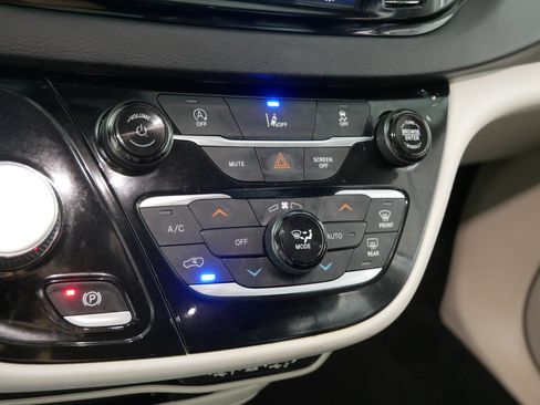 Used 2022 Chrysler Pacifica Touring-L FWD image 23