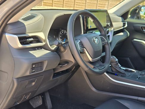 Used 2025 Toyota Highlander XLE image 12