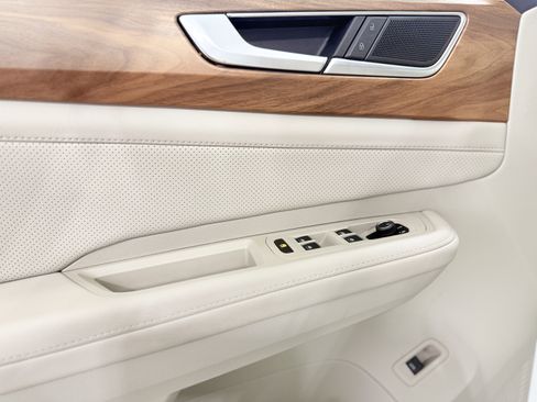 Used 2025 Volkswagen Atlas SE w/ Black Wheel Package image 14