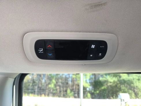 Used 2022 Chrysler Pacifica Touring-L image 39