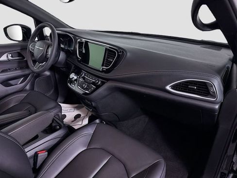 Used 2025 Chrysler Pacifica Select image 29