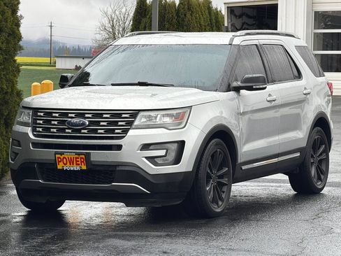 Used 2017 Ford Explorer XLT w/ Equipment Group 202A FWD image 8