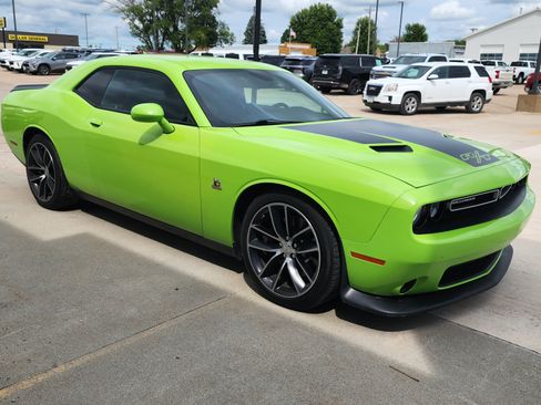 Used 2015 Dodge Challenger R/T Scat Pack w/ Leather Interior Group RWD image 2