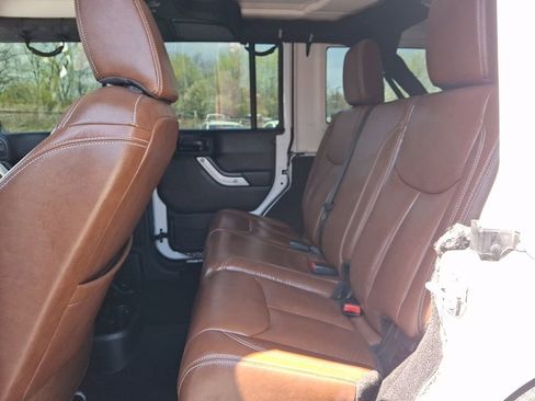 Used 2017 Jeep Wrangler Unlimited Rubicon w/ Connectivity Group AWD/4WD image 12