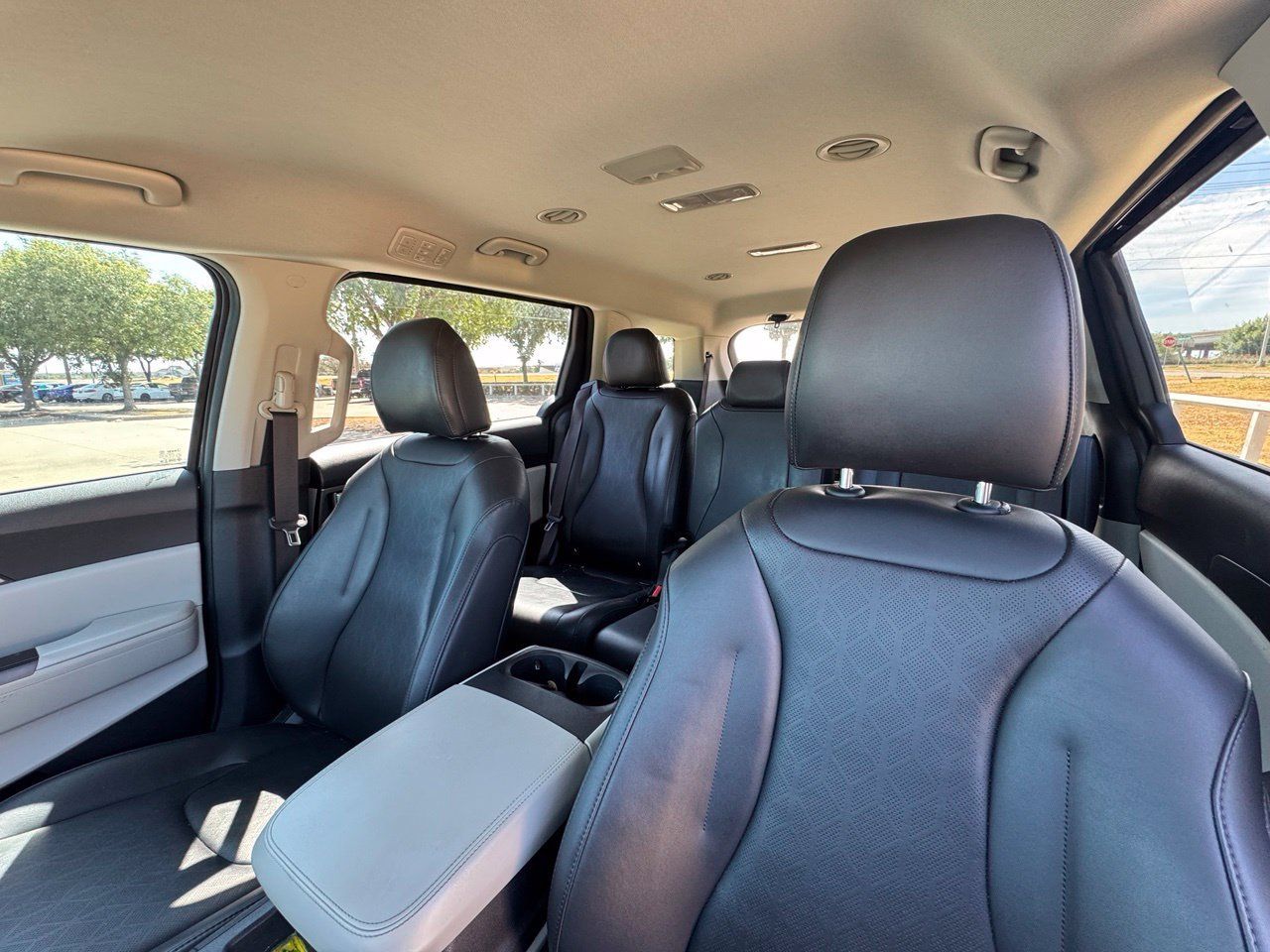 Used 2022 Kia Carnival LX FWD image 6