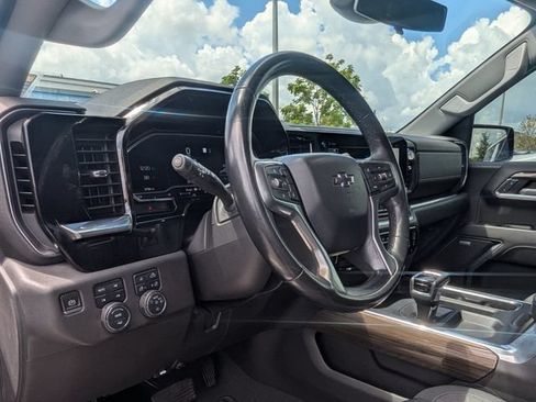 Used 2022 Chevrolet Silverado 1500 LT Trail Boss w/ Convenience Package II AWD/4WD image 2