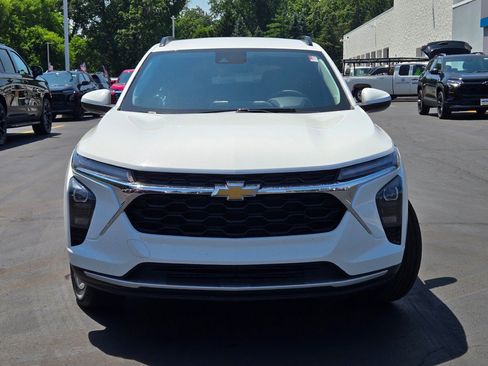 Certified 2025 Chevrolet Trax LT FWD image 3