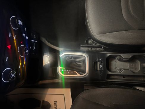 Used 2021 Jeep Renegade Latitude FWD image 13