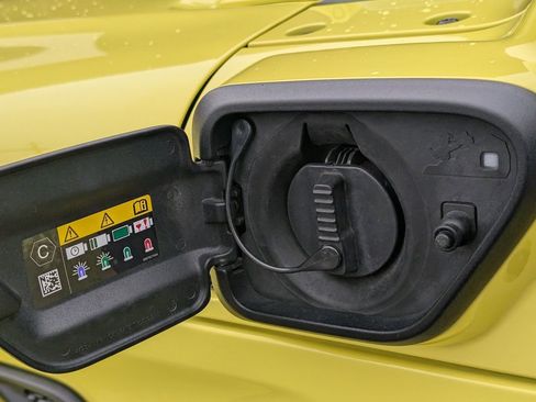 Used 2023 Jeep Wrangler Sahara w/ Cold Weather Group image 18