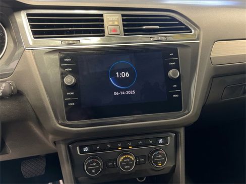 Used 2021 Volkswagen Tiguan SE image 24