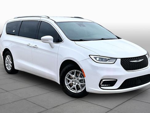 Used 2021 Chrysler Pacifica Touring-L FWD image 3
