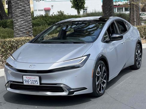 Used 2023 Toyota Prius Prime Premium FWD image 9