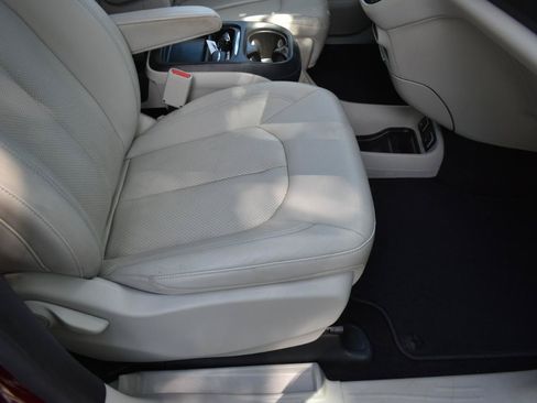 Used 2018 Chrysler Pacifica Touring-L FWD image 32