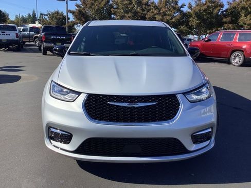 New 2026 Chrysler Pacifica Select image 4
