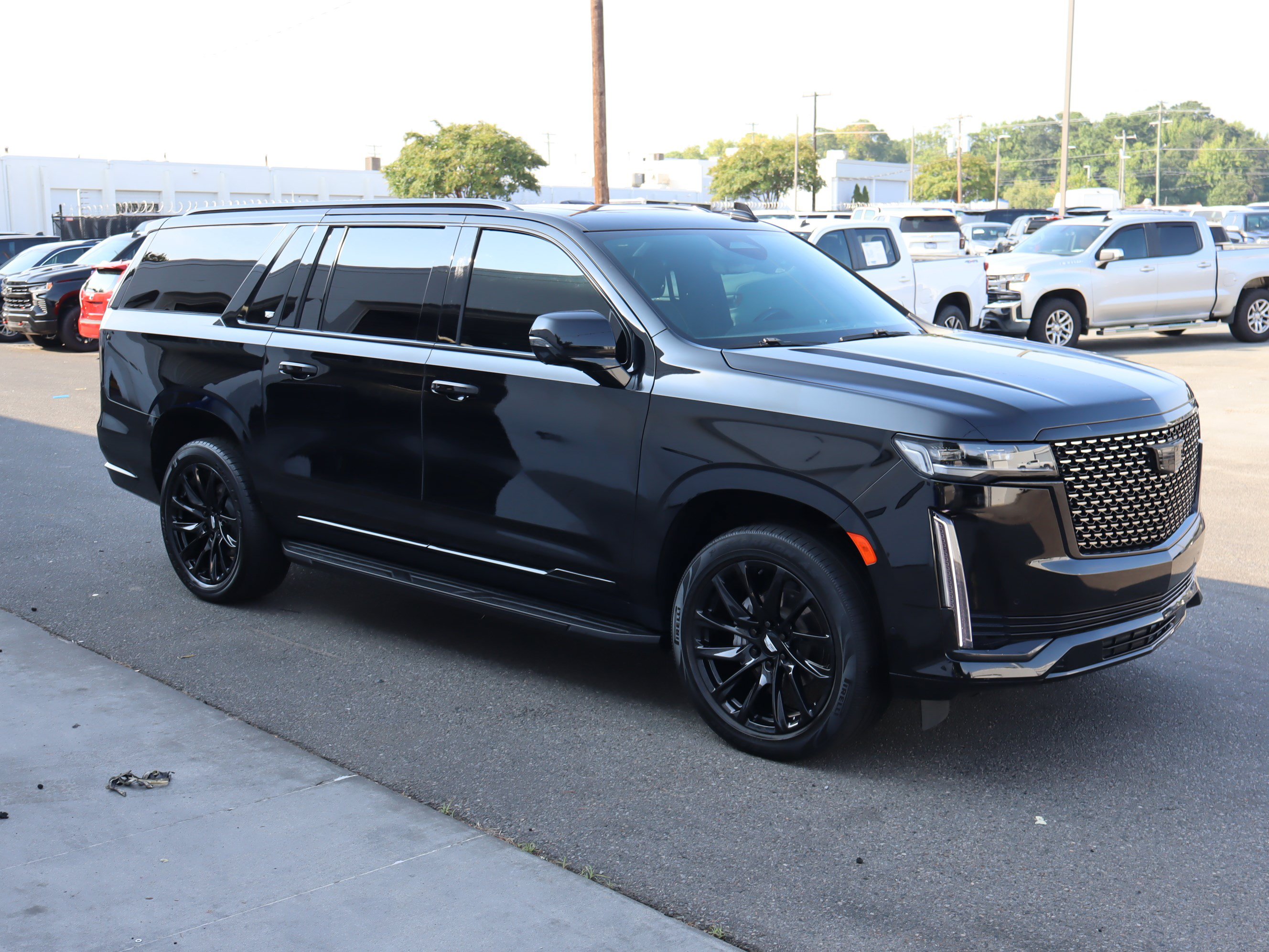 Used 2024 Cadillac Escalade ESV Premium Luxury AWD/4WD image 2