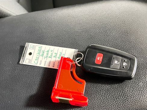 Used 2021 Toyota RAV4 XLE image 35