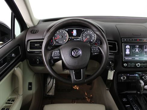 Used 2017 Volkswagen Touareg Sport AWD/4WD image 6