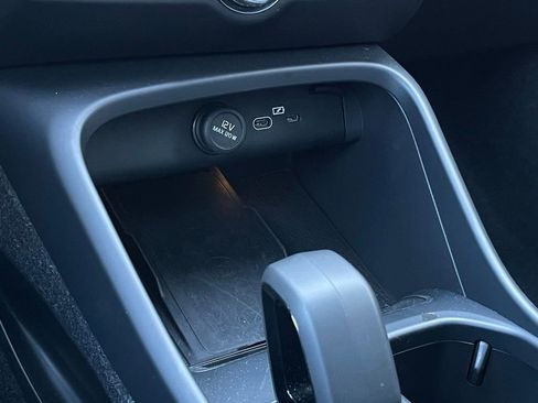 Used 2025 Volvo XC40 B5 Core image 19