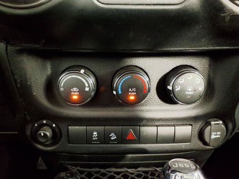 Used 2015 Jeep Wrangler Sport w/ Quick Order Package 24S AWD/4WD image 19