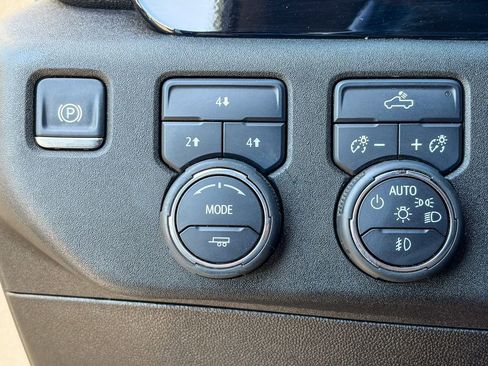 Used 2025 Chevrolet Silverado 2500 LT w/ Convenience Package image 49