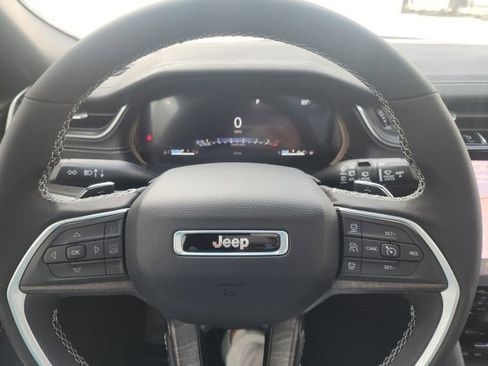 New 2025 Jeep Grand Cherokee Limited w/ Luxury Tech Group II image 17