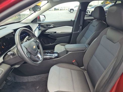 Used 2024 Chevrolet Trax LT w/ LT Convenience Package image 19