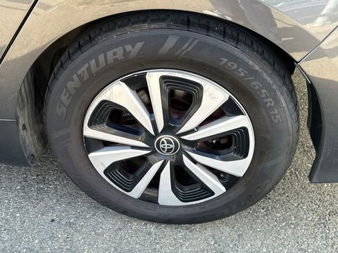 Used 2017 Toyota Prius Prime Plus image 22