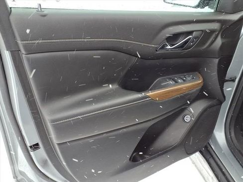 Used 2023 GMC Acadia SLE w/ Driver Convenience Package image 9