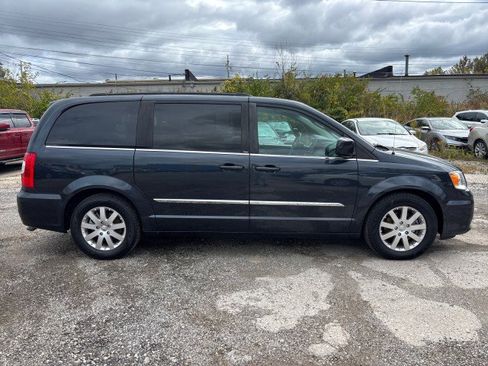 Used 2013 Chrysler Town & Country Touring image 4