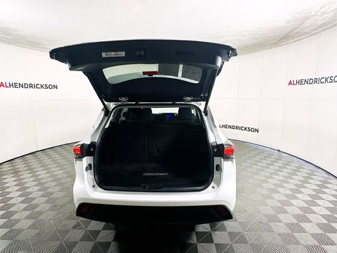 Used 2024 Toyota Highlander LE image 31