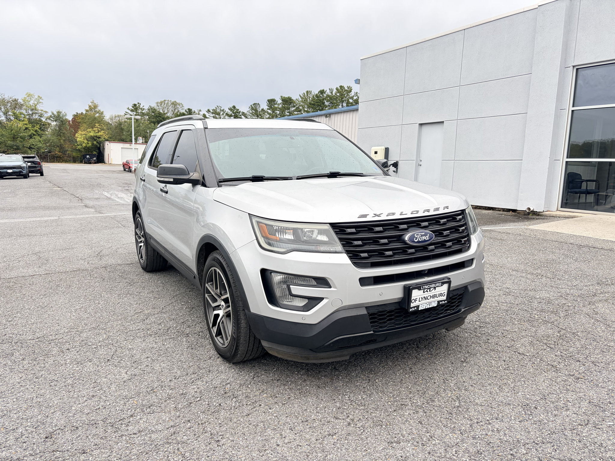Used 2016 Ford Explorer Sport w/ Equipment Group 401A AWD/4WD image 2