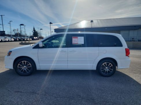 Used 2016 Dodge Grand Caravan SXT image 4