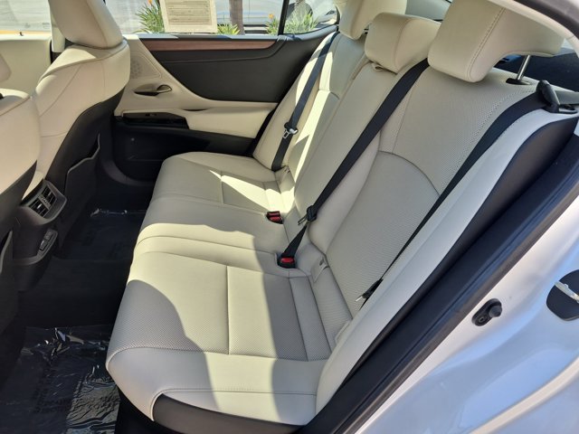 Used 2025 Lexus ES 300h w/ Premium Package FWD image 31