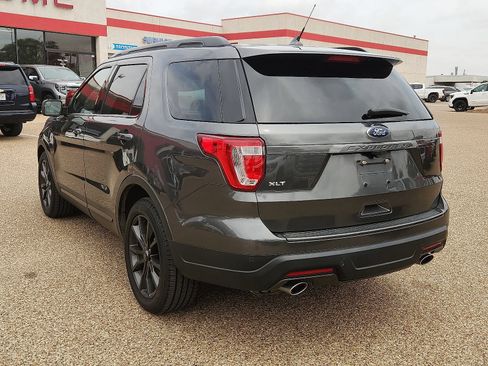 Used 2018 Ford Explorer XLT w/ Equipment Group 202A FWD image 3