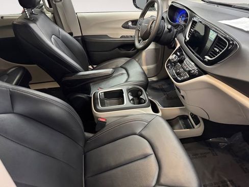Used 2024 Chrysler Pacifica Touring-L FWD image 4