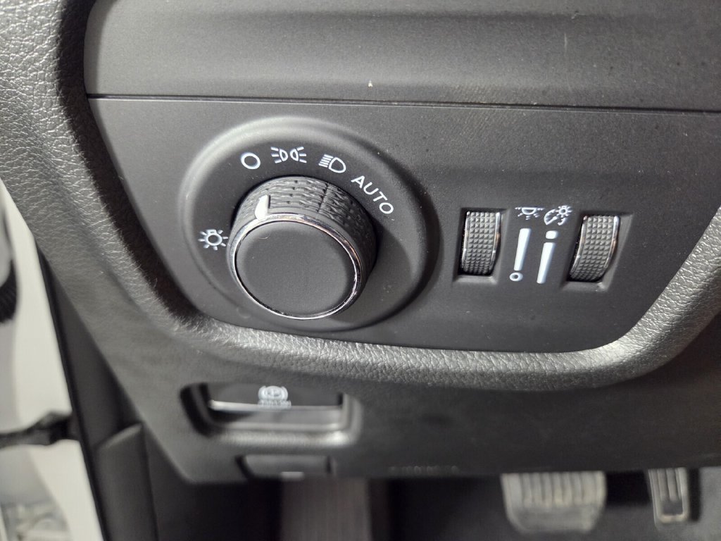 Used 2025 Jeep Grand Cherokee Altitude AWD/4WD image 19