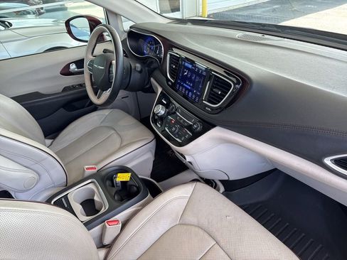 Used 2017 Chrysler Pacifica Limited image 19