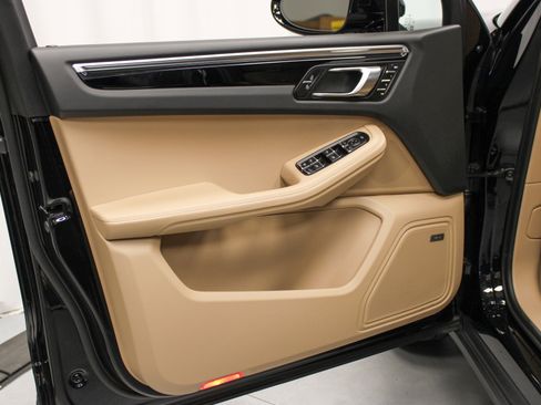 Certified 2025 Porsche Macan image 16