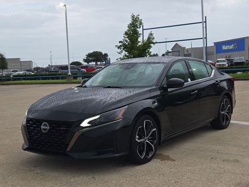 Used 2024 Nissan Altima 2.5 SR FWD image 9