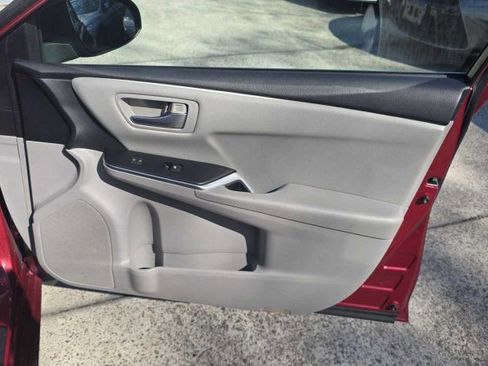 Used 2015 Toyota Camry SE w/ Moonroof Package image 18